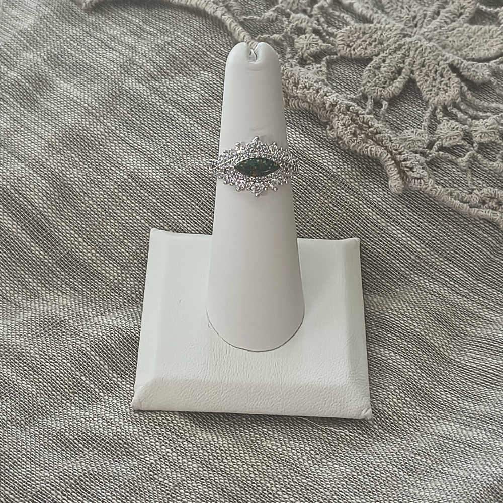 Elegant Green and Silver Women's Ring